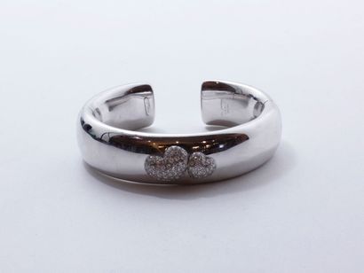 CHOPARD Bracelet jonc ouvert et ouvrant en or gris 18 K, décoré de 2 coeurs diamantés....