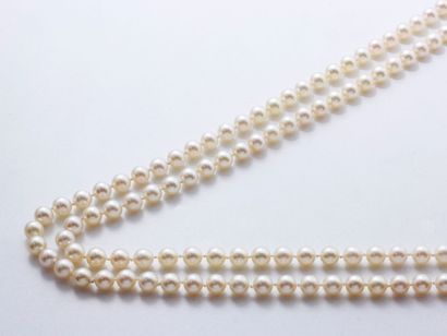 null Beau sautoir composé d'un rang de perles de culture d'environ 8.5 mm. Poids...