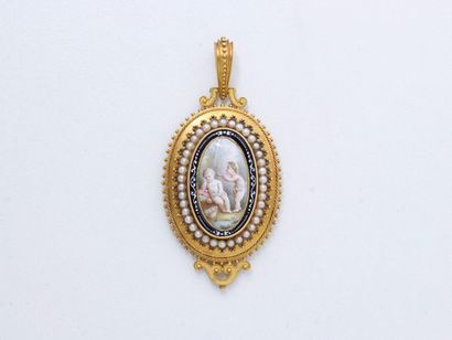 null Délicat pendentif ouvrant en or 18 K, appliqué d'un beau médaillon émaillé décoré...