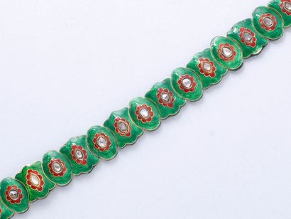 null Bracelet articulé en or 18 K, composé de maillons émaillés vert et rouge, centrés...