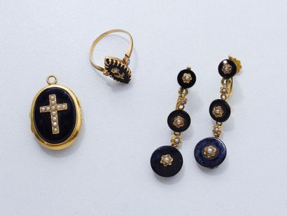 null Lot en or 18 K, onyx et perles, composé d'une bague, d'une paire de pendants...