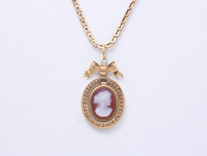 null Pendentif en or 18 K, orné d'un camée agate 2 couches figurant le profil d'une...