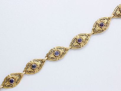 null Délicat bracelet en or 18 K, composé de maillons feuillagés ponctués d'un saphir...