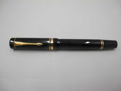 PARKER DUOFOLD Centennial, Stylo plume, plume or 18 k, 13,7 cm noir et or.