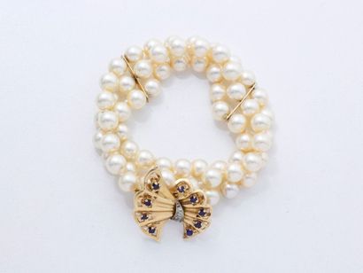 null Bracelet composé de 3 rangs de perles fantaisies, il est agrémenté d'un fermoir...
