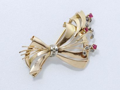 null Broche en or 18 K, stylisant une gerbe de fleurs ponctuée de pierres rouges...