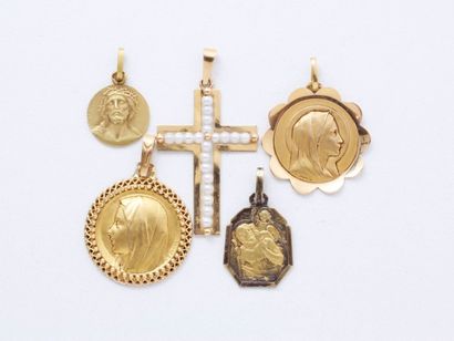 null Lot en or 18 K, composé de 4 médailles religieuses et d'un pendentif croix rehaussé...