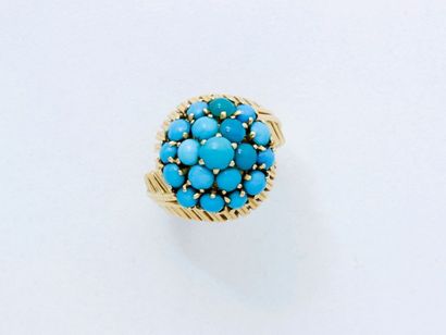 null Bague jonc en or 18 K ajouré, le panier rempli de cabochons de turquoise. Cela...