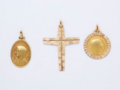 null Lot en or 18 K, composé de 2 médailles religieuses et d'un pendentif croix....
