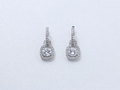 null Délicate paire de pendants d'oreilles en or gris 18 K, ornés de diamants brillantés...