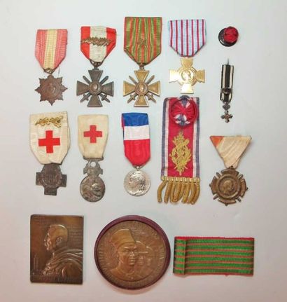 null Fort lot de médailles diverses comprenant: Croix de Guerre 14-18, Croix de Guerre...