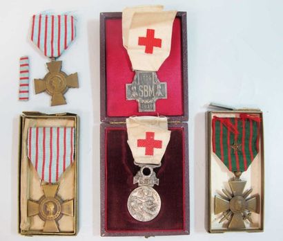 null Lot comprenant deux médailles de la SBM. Deux Croix du combattant et une Croix...