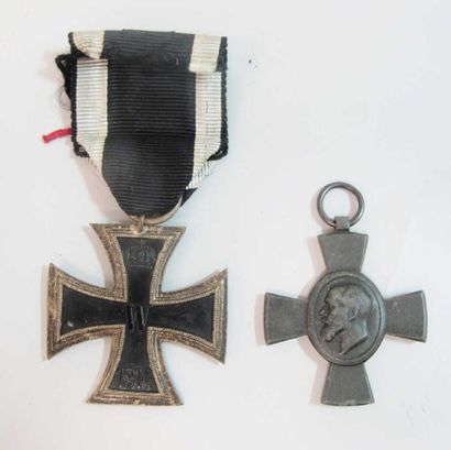 null Lot. Une Croix de Fer de seconde classe 1914. Une Croix commémorative bavaroise...