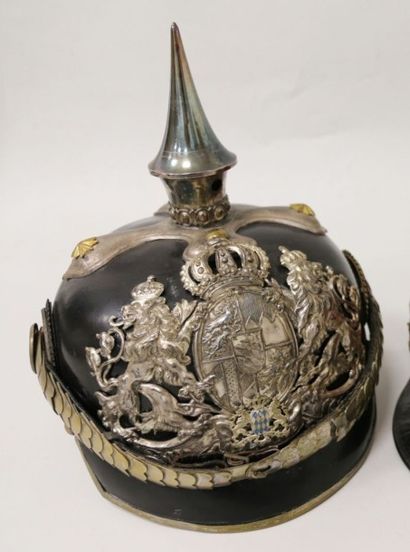 null Casque à pointe modèle 1895 d'officier Bavarois. Garnitures blanches. La plaque...