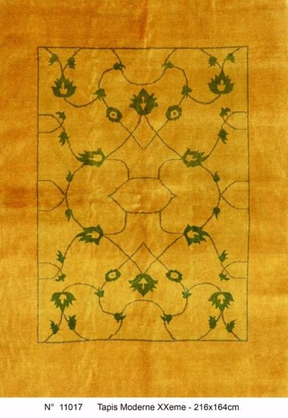 null Original tapis moderne contemporain à fond jaune d'or à décor géométrique. XXème....