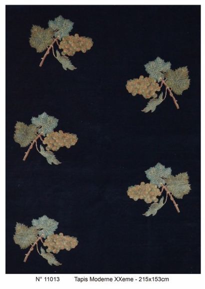 null Original tapis moderne contemporain à feuilles de vigne et grappes de raisins....