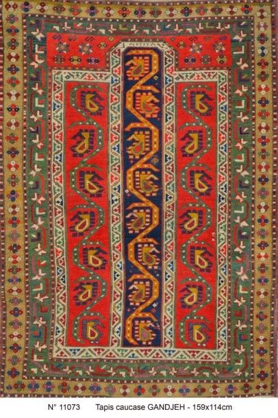 null Original Gendgé (Caucase). Forme prière, décor trois bandes incrustées de bandelettes...