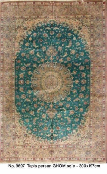null Important et fin Ghoum en soie (Iran). Fond vert émeraude à décor floral. Vers...