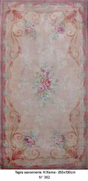 null Tapis au point de la savonnerie, champ beige à décor de bouquets de fleurs en...