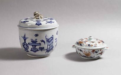 ASIE CHINE Epoque KANGXI (1662 - 1722) Bouillon couvert en porcelaine décorée en...
