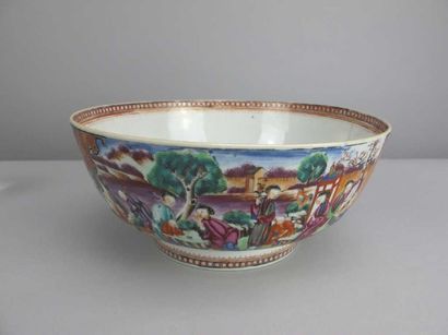 ASIE CHINE Fin Epoque QIANLONG (1736 - 1795) Bol à punch en porcelaine décorée en...