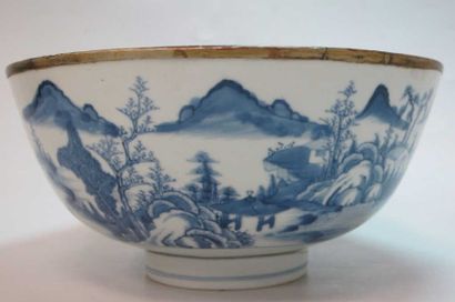 ASIE CHINE DU SUD, fin XVIIIe, début du XIXe siècle Coupe en porcelaine bleu-blanc...