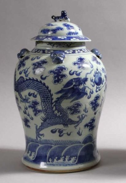 ASIE CHINE, XIXe siècle Potiche couverte en porcelaine bleu-blanc à décor de deux...