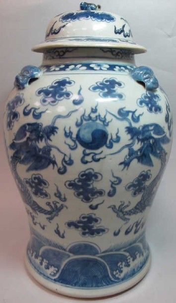 ASIE CHINE, XIXe siècle Potiche couverte en porcelaine bleu-blanc à décor de deux...