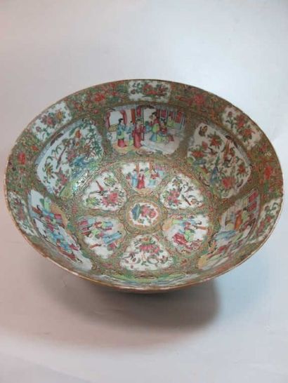 ASIE CHINE, Canton - Fin XIXe siècle Grand bol en porcelaine décorée en émaux polychromes...