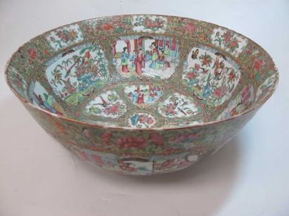 ASIE CHINE, Canton - Fin XIXe siècle Grand bol en porcelaine décorée en émaux polychromes...