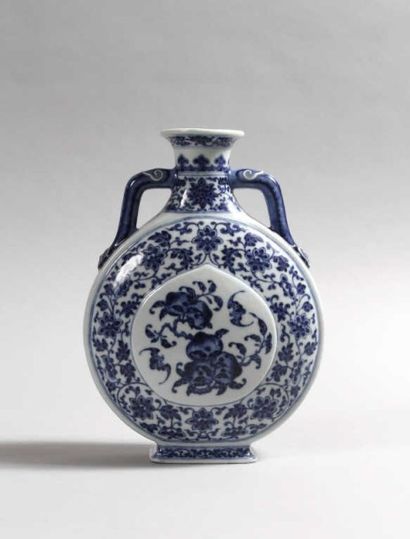 ASIE CHINE Vase de forme gourde bianhu en porcelaine décorée en bleu sous couverte...