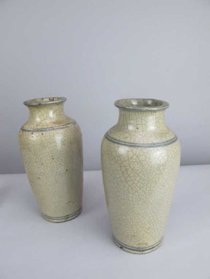 ASIE CHINE, NANKIN, fin du XIXe siècle Paire de vases en grès à couvercle beige raclé...
