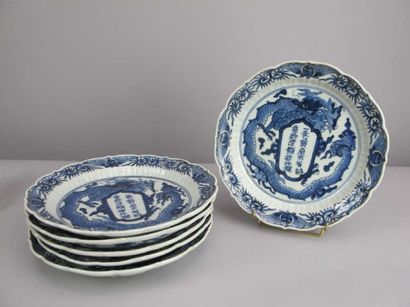 ASIE JAPON - XIXe siècle Six assiettes creuses en porcelaine décorée en bleu sous...