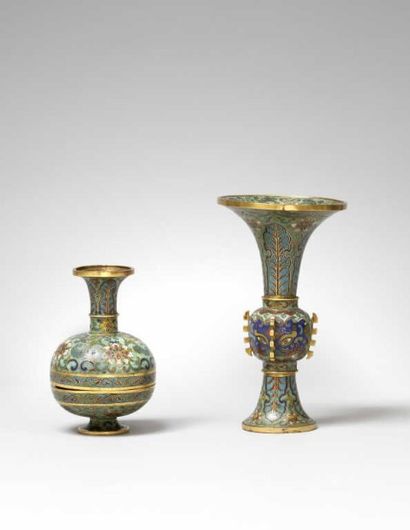 ASIE CHINE - Epoque QIANLONG (1736 - 1795) Vase de forme gu en bronze doré et émaux...