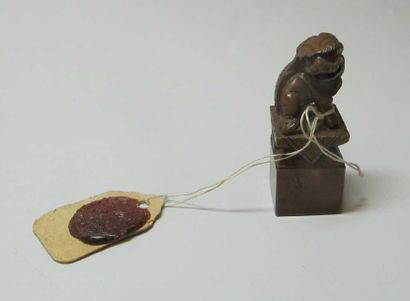 CHINE, XIXe siècle Petit cachet personnel en bronze de patine médaille, représentant...