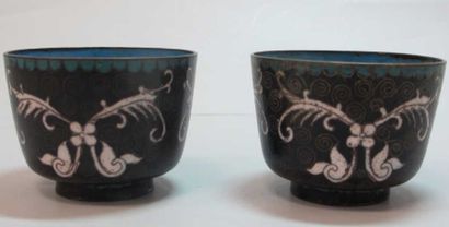 ASIE CHINE, XIXème siècle Deux petits gobelets en cuivre et émaux cloisonnés à décor...
