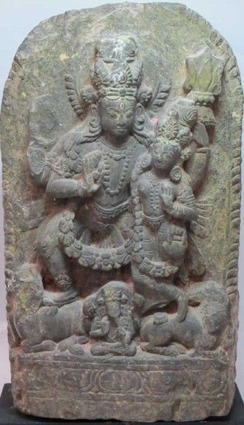 ASIE Dans le style NEPAL, XIIe- XIIIe siècle Stèle en pierre gris foncé sculptée...