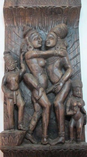 null Moyen Orient INDE, fin XIXème siècle. Bois de char sculpté d'une Mithuna, couple...