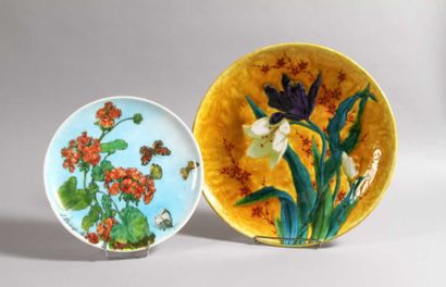 DECK Théodore (1823-1891) Grand plat sur talon en faïence polychrome à décor de tulipes....