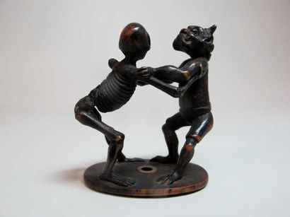 ASIE Netsuke en bois: Squelette et Oni luttant debout sur une base, en se tenant...