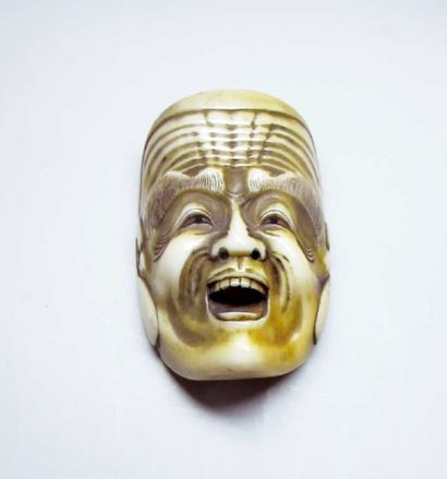 ASIE Netsuke en ivoire: masque du théâtre Nô Japon, fin XIXe siècle. H: 5 cm On y...