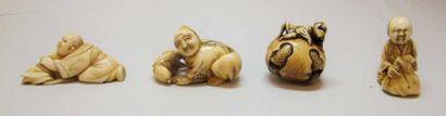 ASIE Quatre netsuke en ivoire: Enfant avec le sac de Hotei, personnage et gourde,...