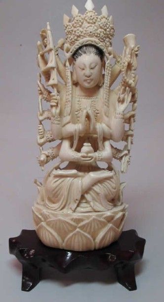 ASIE Sujet en ivoire représentant une divinité bouddhique à seize bras, assise en...
