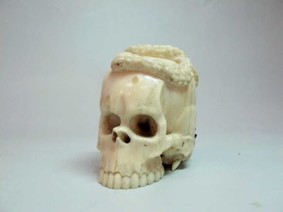 ASIE Okimono en ivoire marin patiné, représentant un crâne sur lequel grimpent un...