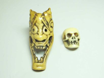 ASIE Ojime en ivoire sculpté en forme de crâne. Japon, XIXe siècle. H: 2,5 cm. On...