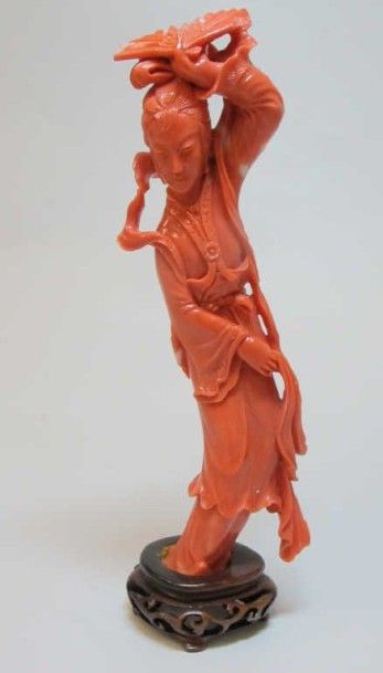ASIE CHINE Sujet en corail rouge, divinité féminine dansant, levant un éventail au-dessus...