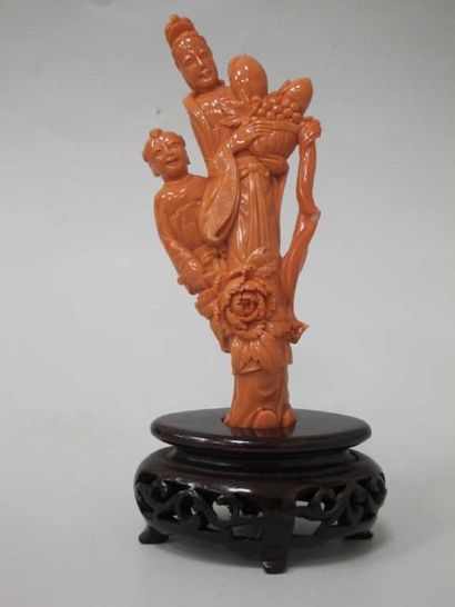 ASIE CHINE Sujet en corail rouge-orangé, déesse du Printemps portant un panier de...