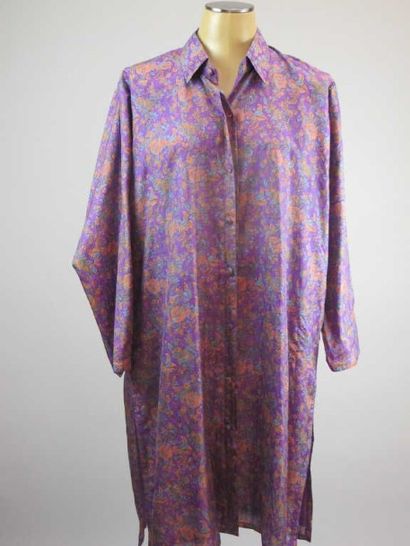 null Anonyme. Robe en soie imprimée fond violet, manches longues, taille 50.