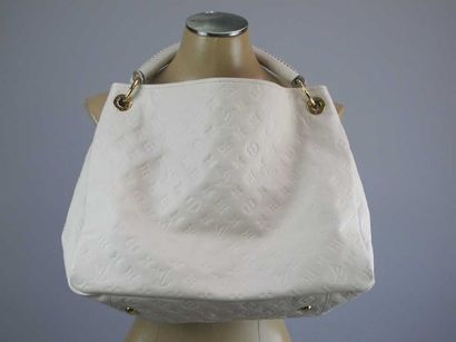 LOUIS VUITTON Modèle Artsy
Grand sac modèle . cuir blanc cassé, logos imprimés
41cm...