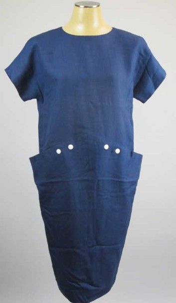 null Pierre Cardin. Robe toile bleu marine, boutons pression blancs, manches courtes,...